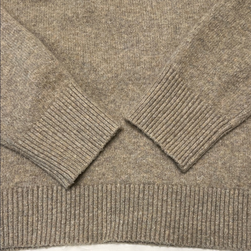 Abercrombie & Fitch Women’s Crewneck Sweater - Picture 5 of 6